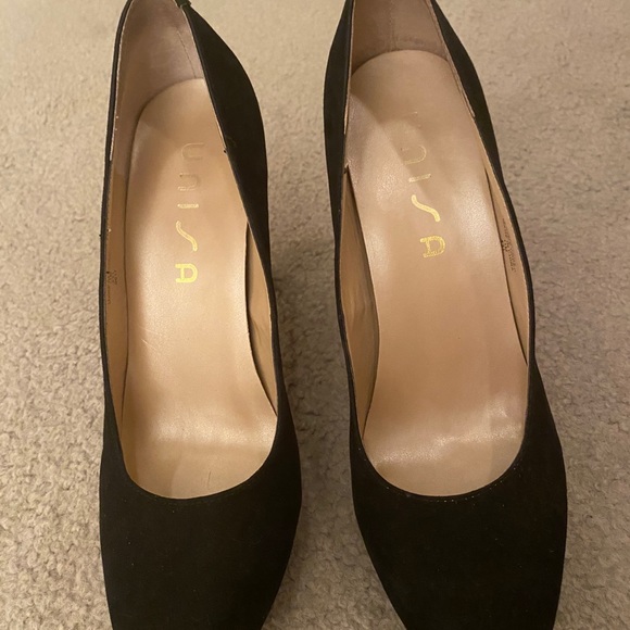 Black suede block heel pumps. - Picture 3 of 5